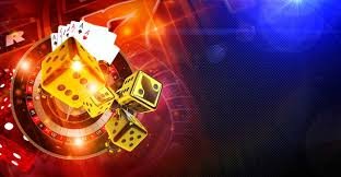 Pengguna membaca info bonus di ponsel